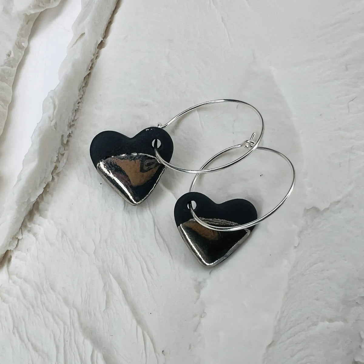 créoles coeur noir et argenté