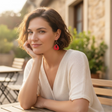 femme portant des boucles d'oreilles rouges décorées de de perles noires