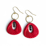 boucles d'oreilles rouges décorées de de perles noires