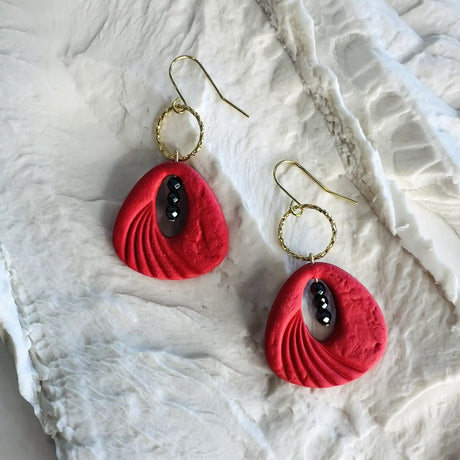 boucles d'oreilles rouges décorées de de perles noires