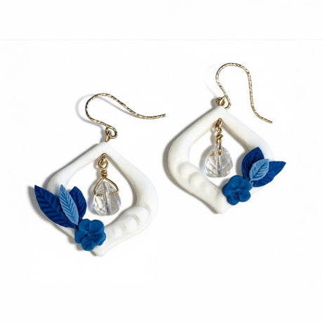 boucles d'oreilles blanches et bleues au design floral 