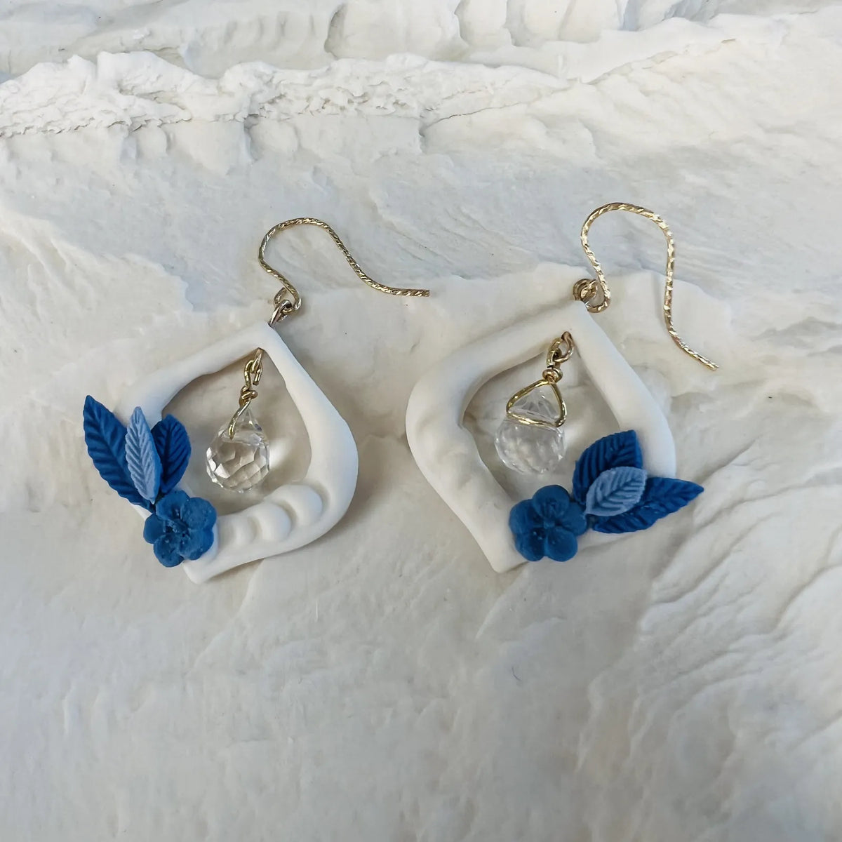 boucles d'oreilles blanches et bleues au design floral 