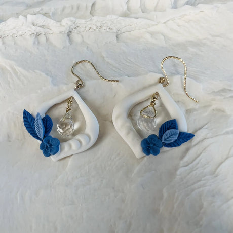 boucles d'oreilles blanches et bleues au design floral 