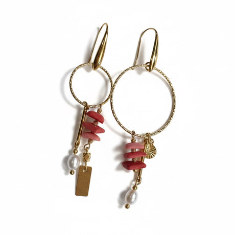 femme portant des boucles d'oreilles pendantes roses