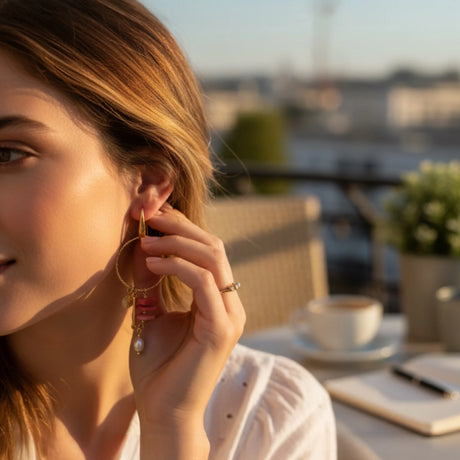 femme portant des boucles d'oreilles pendantes roses
