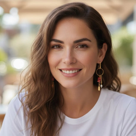 femme portant des boucles d'oreilles pendantes roses