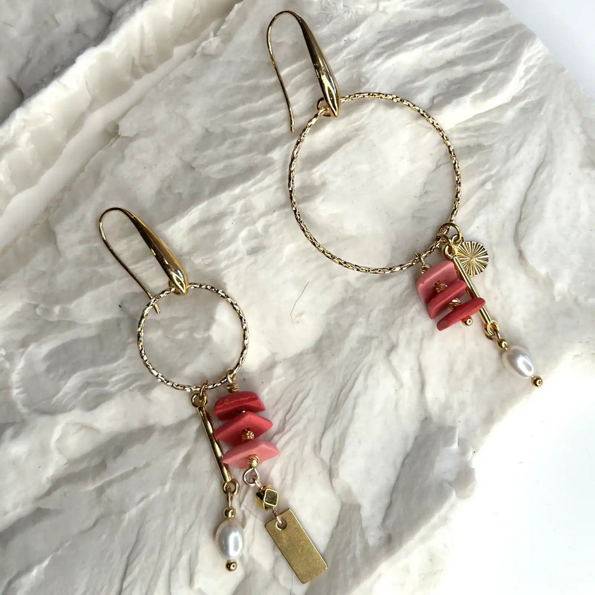 boucles d'oreilles pendantes roses