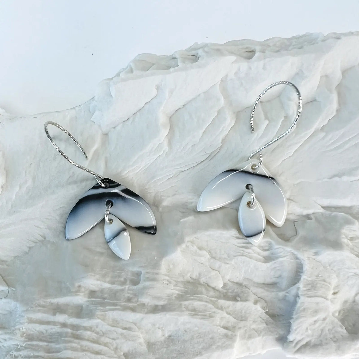 boucles d'oreilles marbrées en noir et blanc
