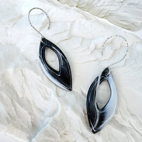 boucles d'oreilles pendantes marbrées en noir et blanc