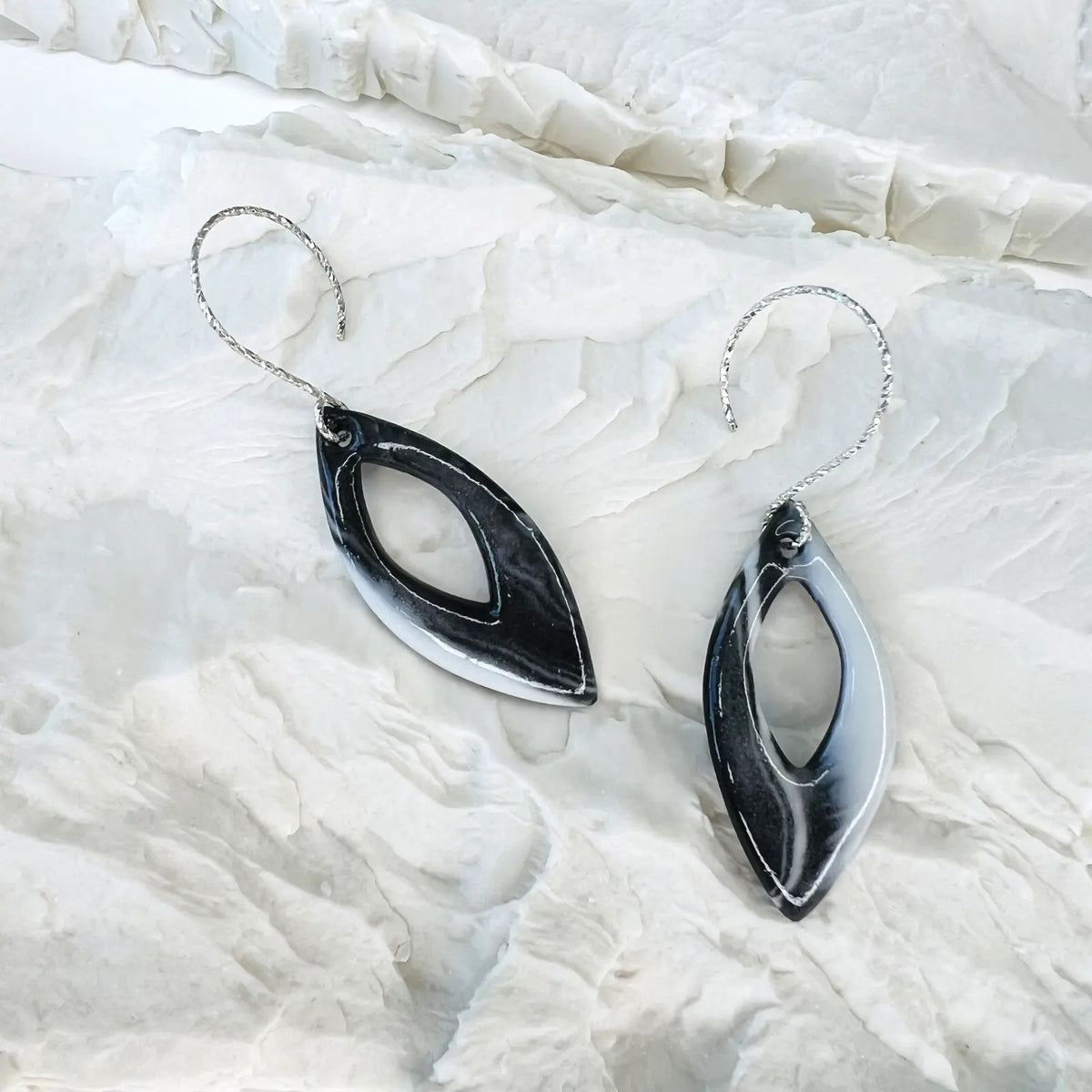boucles d'oreilles pendantes marbrées en noir et blanc