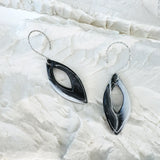 boucles d'oreilles pendantes marbrées en noir et blanc