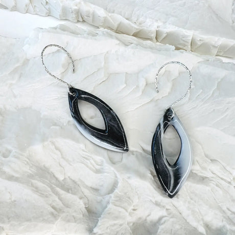 boucles d'oreilles pendantes marbrées en noir et blanc