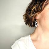 boucles d'oreilles pendantes marbrées en noir et blanc
