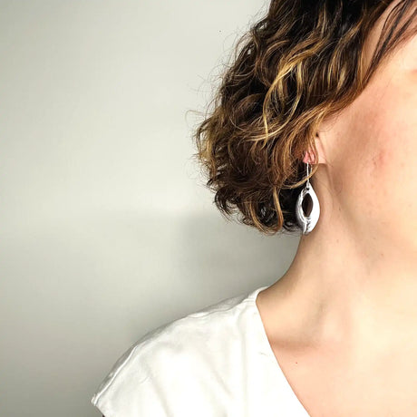 boucles d'oreilles pendantes marbrées en noir et blanc