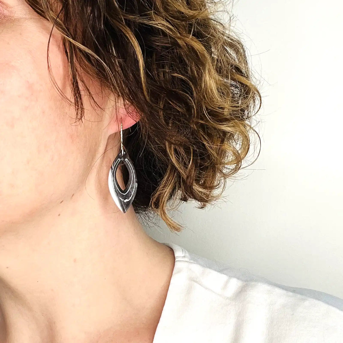boucles d'oreilles pendantes marbrées en noir et blanc