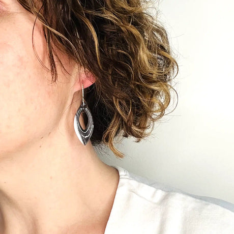 boucles d'oreilles pendantes marbrées en noir et blanc