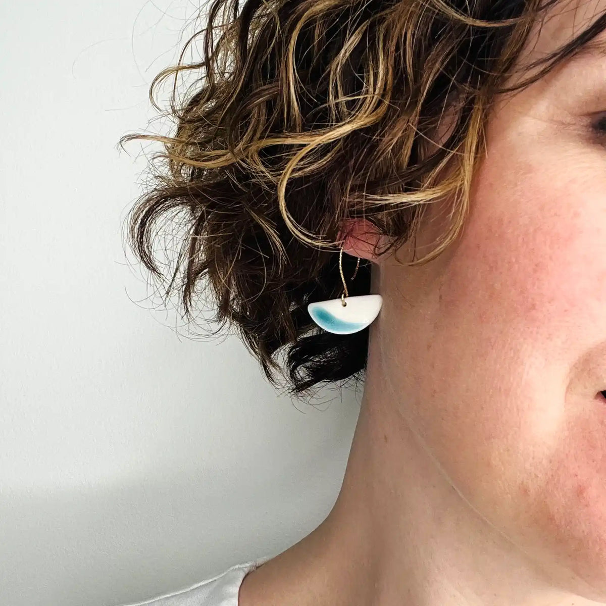crochets d'oreilles design graphique turquoise