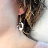 femme potant des boucles d'oreilles noires et blanches