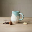 mug bleu turquoise avec motifs montagneux gravés