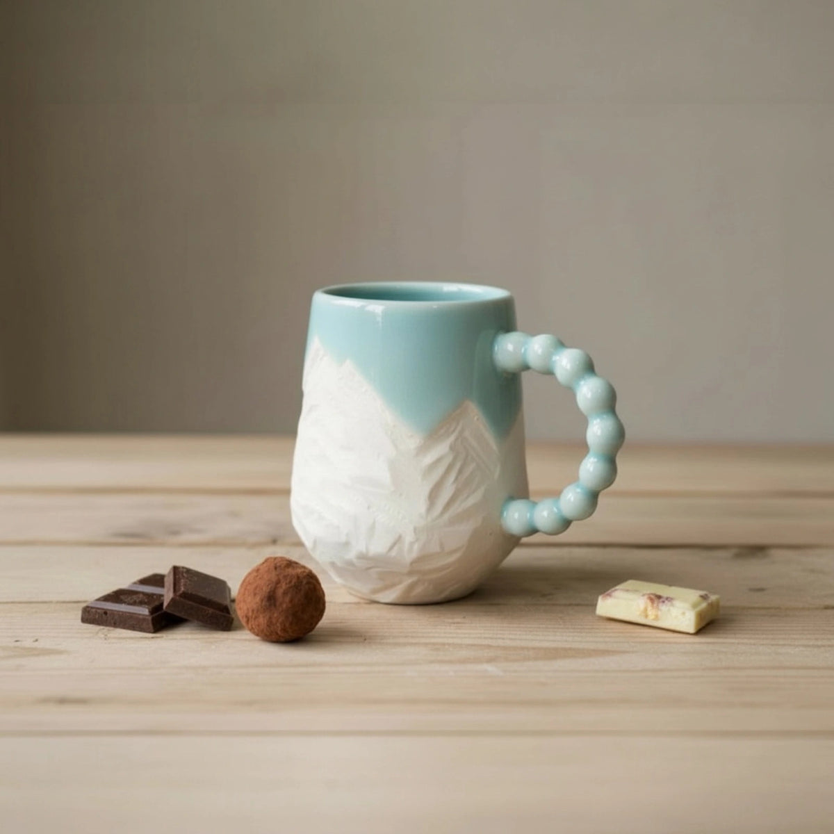 mug bleu turquoise avec motifs montagneux gravés