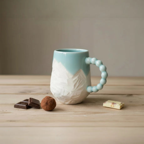mug bleu turquoise avec motifs montagneux gravés