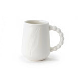 mug blanc gravé d'une plume