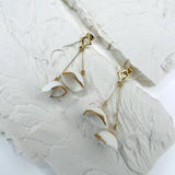 boucles d'oreilles pendantes fleurs blanches et dorées