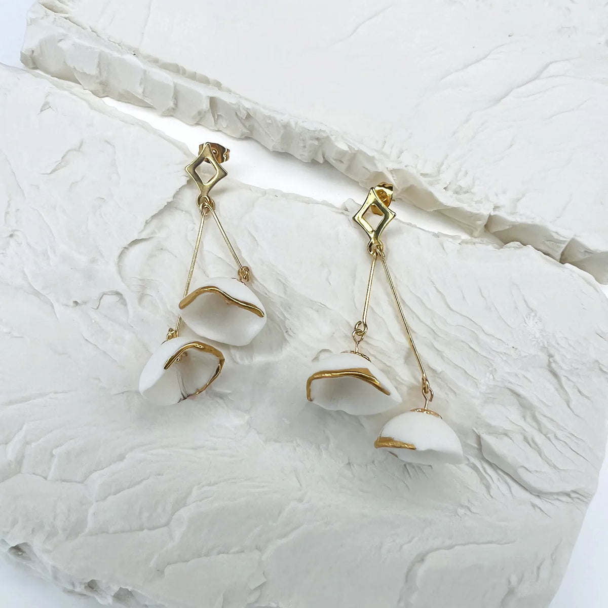 boucles d'oreilles pendantes fleurs blanches et dorées