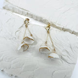 boucles d'oreilles pendantes fleurs blanches et dorées
