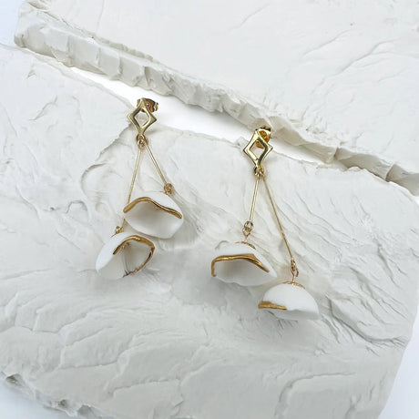 boucles d'oreilles pendantes fleurs blanches et dorées