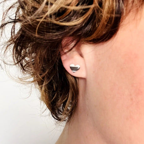 femme potant des boucles d'oreilles petit coeur