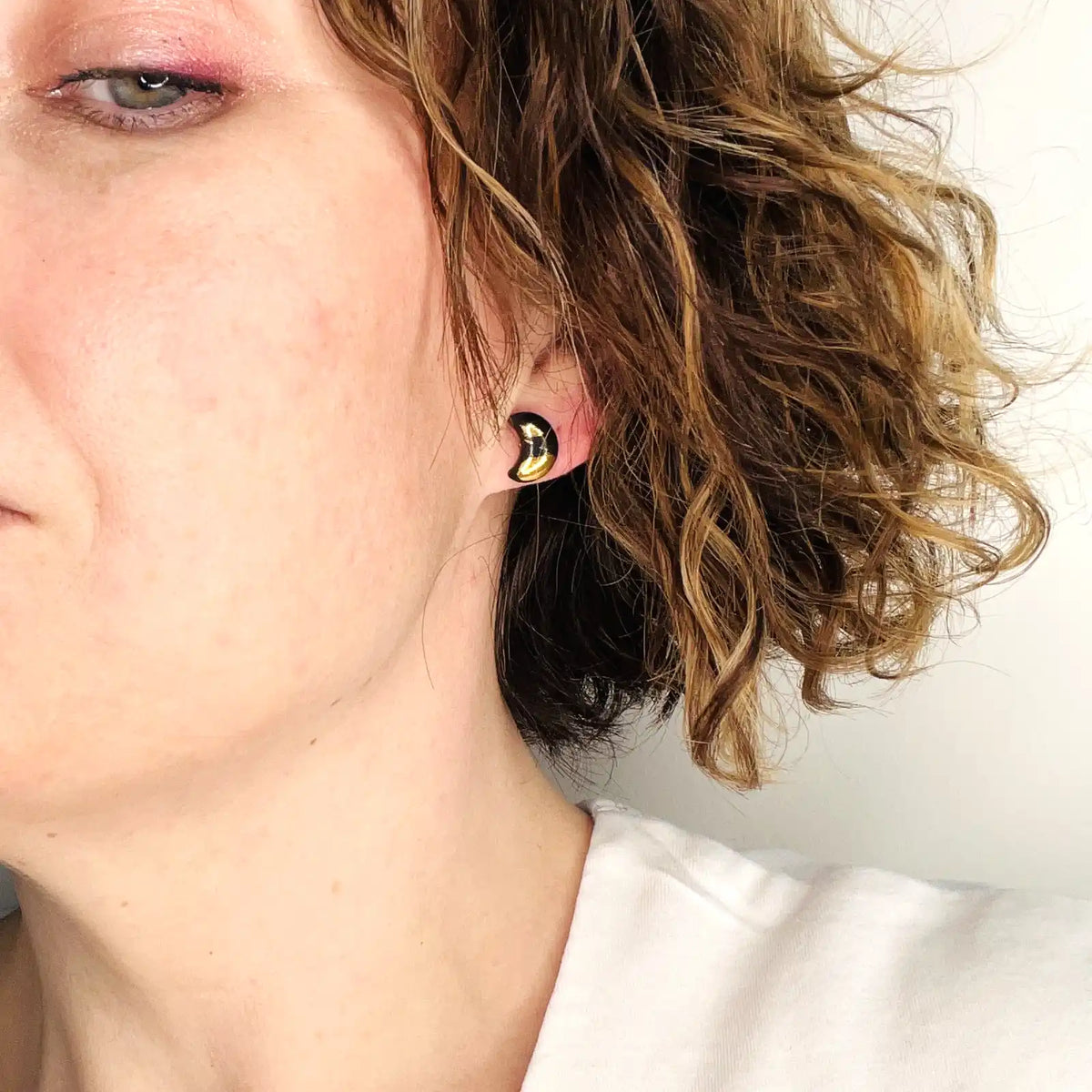 puces d'oreilles lunes noires et dorées