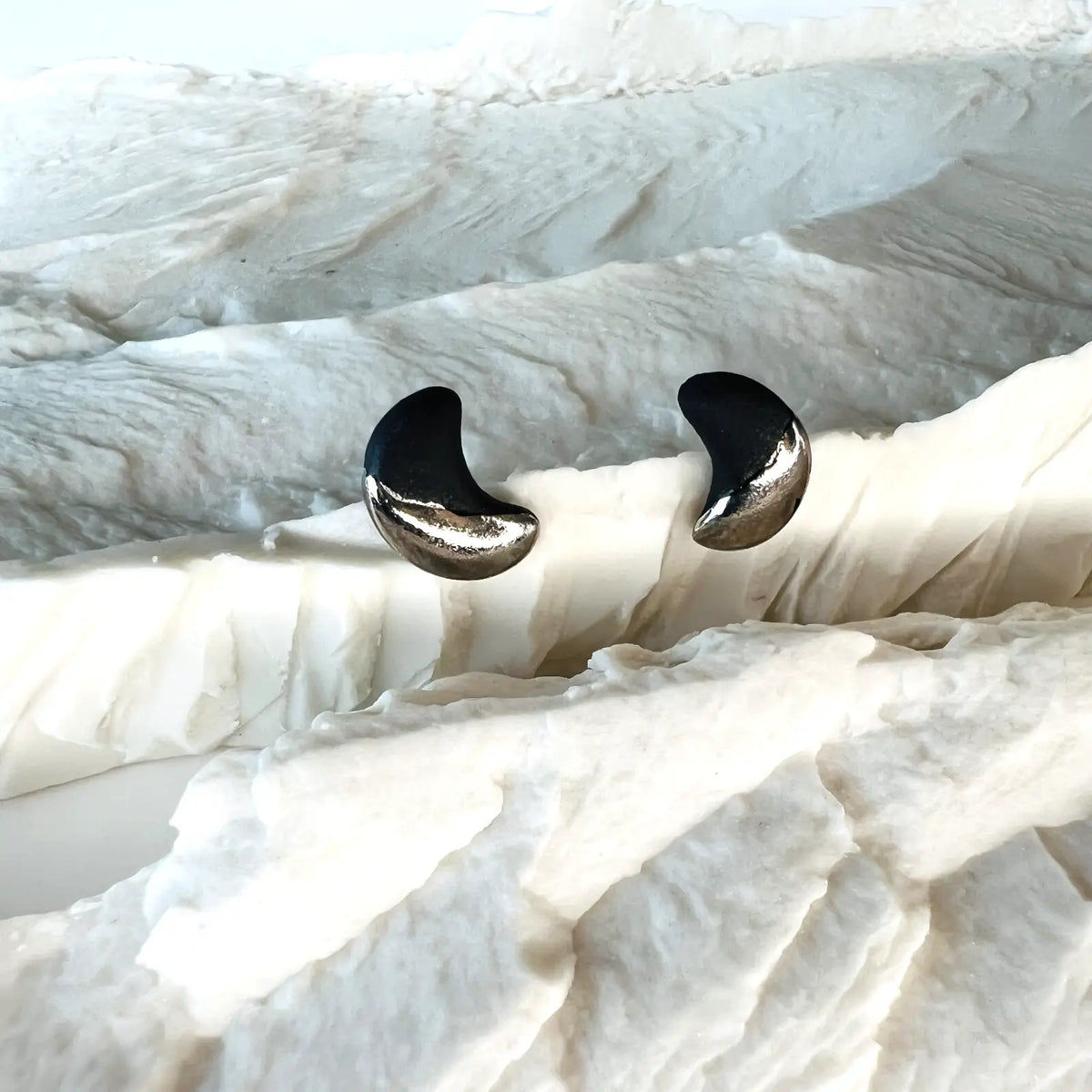 puces d'oreilles lunes noires et argentées