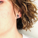 puces d'oreilles lunes noires et argentées