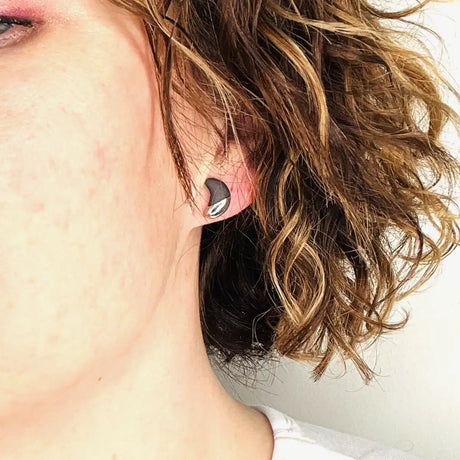 puces d'oreilles lunes noires et argentées