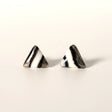 puces d'oreilles noires, blanches et argentées de forme triangulaire