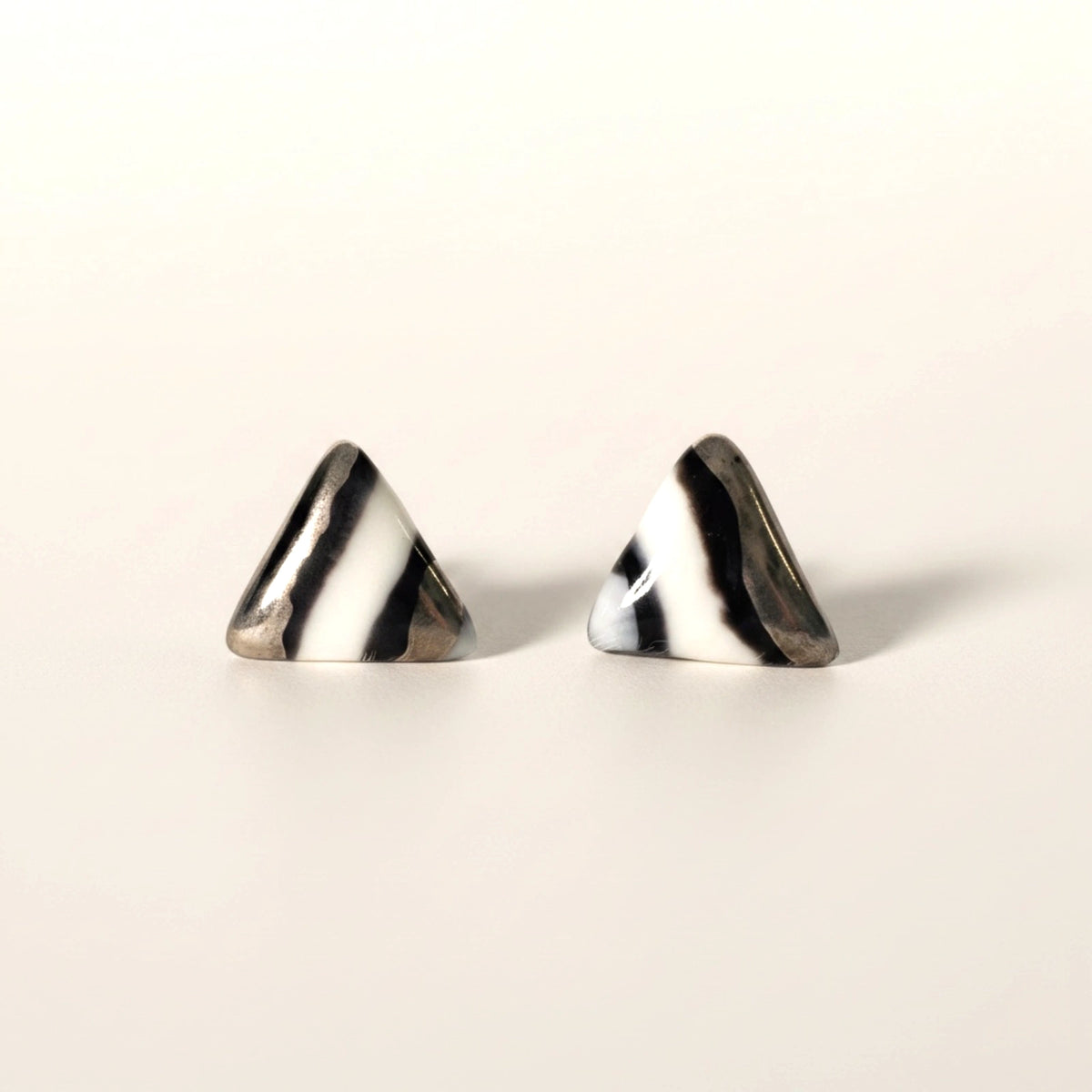 puces d'oreilles noires, blanches et argentées de forme triangulaire