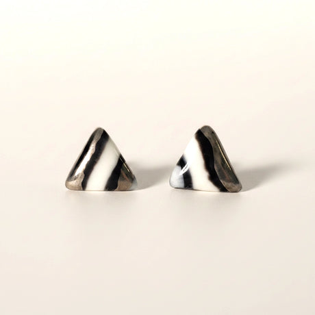 puces d'oreilles noires, blanches et argentées de forme triangulaire