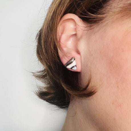 puces d'oreilles noires, blanches et argentées de forme triangulaire