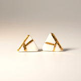 puces d'oreilles blanches décorées d'or