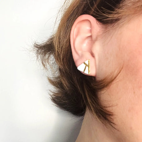 puces d'oreilles blanches décorées d'or