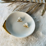 puces d'oreilles blanches décorées d'or