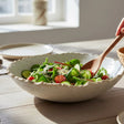 saladier en grès pyrité beige et blanc  Elephantom contenant une salade