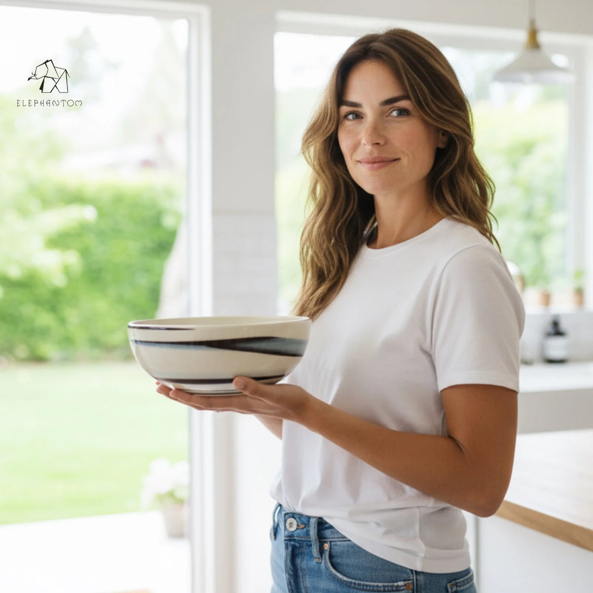 saladier noir et blanc en porcelaine dans les mains d'une femme