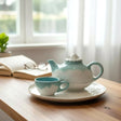 tasse à thé bleue turquoise avec motifs montagneux gravés