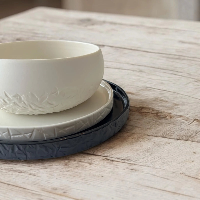 Service de vaisselle en porcelaine noir et blanc design relief texturé