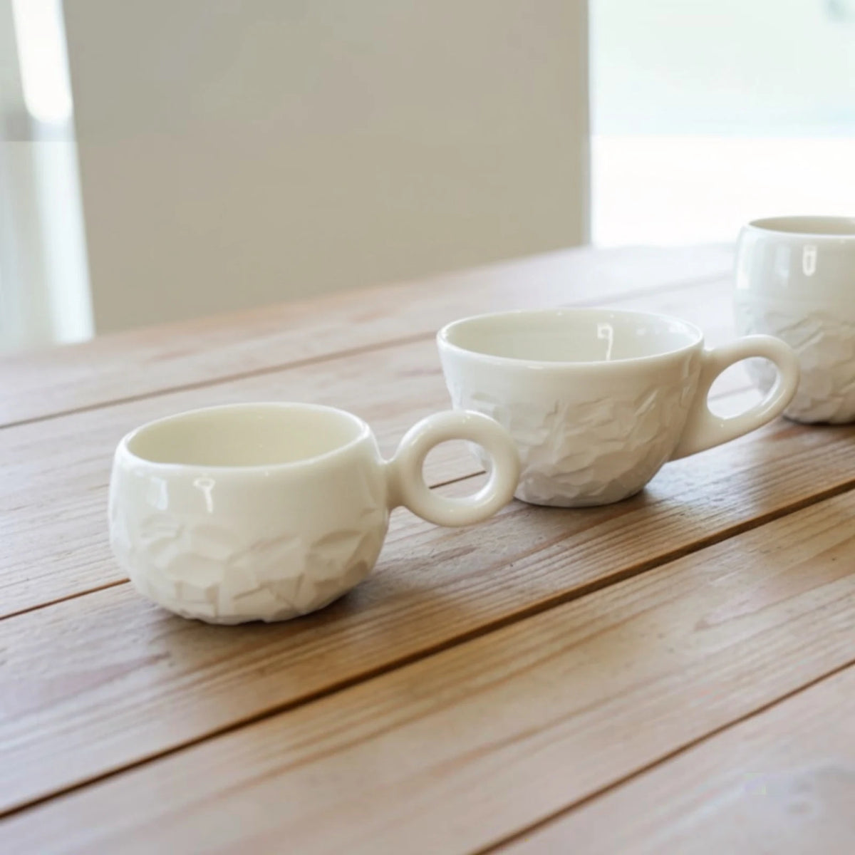 tasses blanches en porcelaine de la collection Pyrénées 