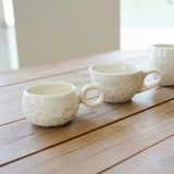 tasses blanches en porcelaine de la collection Pyrénées 