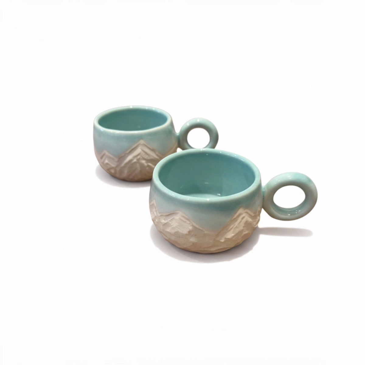tasse bleu turquoise avec motifs montagneux gravés