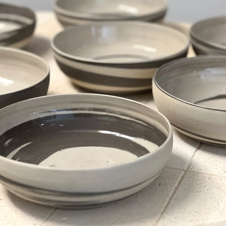 bols en grès de couleur gris et beige